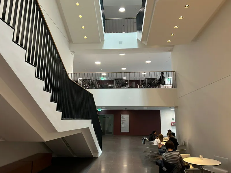 Students learning in VKU English course in Zurich